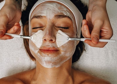 Gezichtsbehandeling bij GLIZZ Antwerpen op het adres Antwerpen, Vlaanderen, BE met gezichtsmasker aanbrengen.