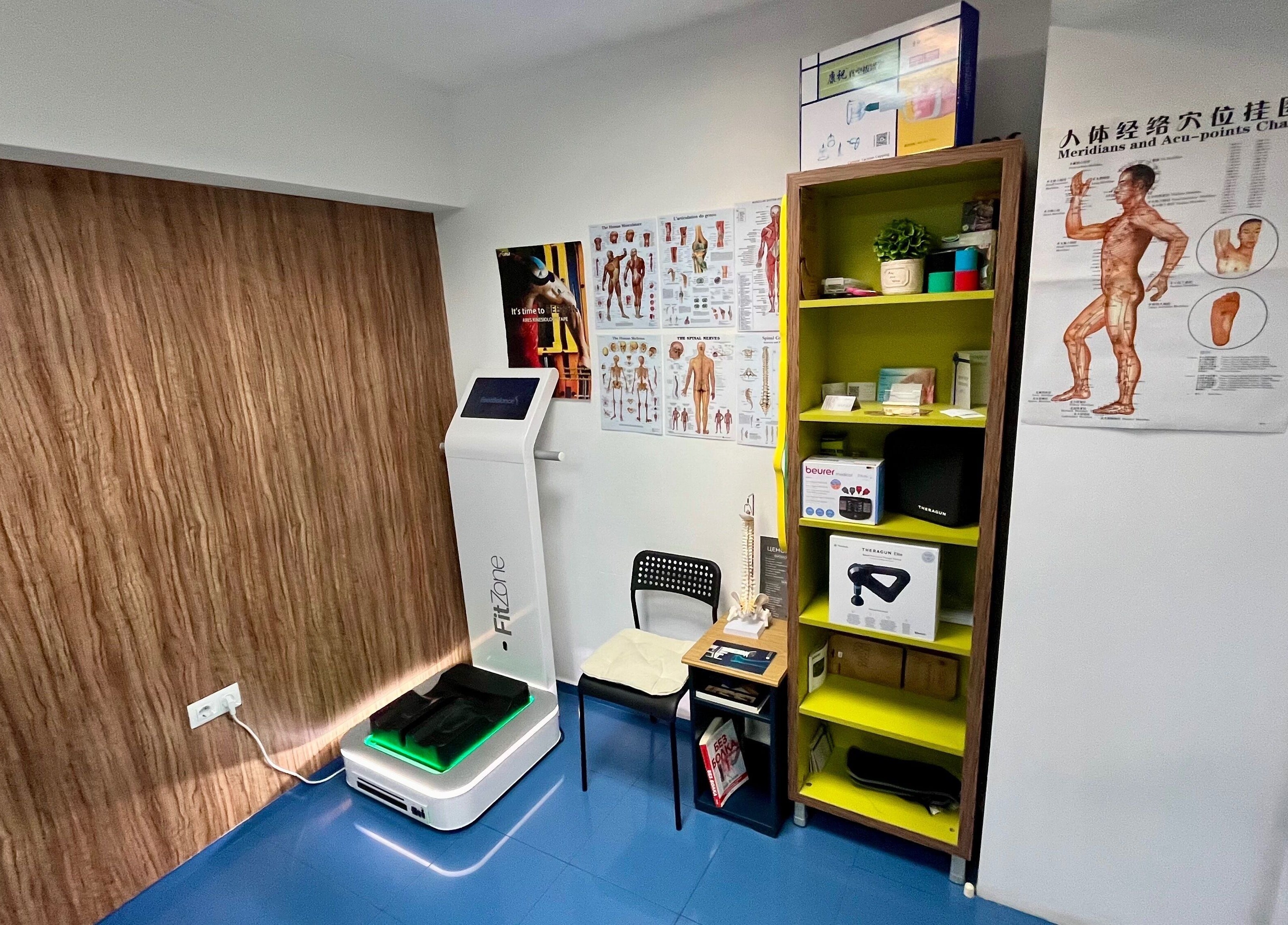 Интериор на Better Life - студио за кинезитерапия и масаж в София, Област София, BG, с оборудване и диаграми.