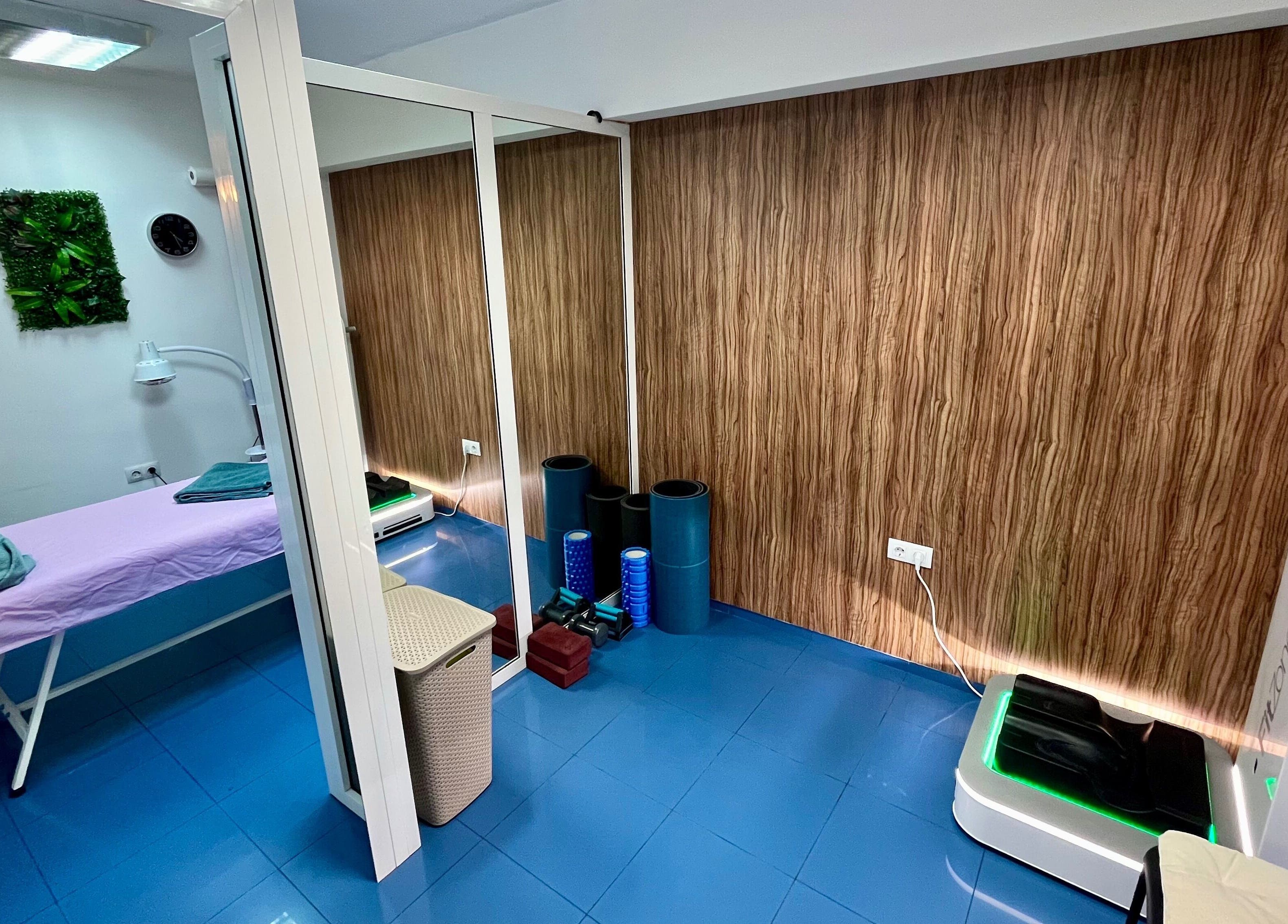 Интериор на Better Life - студио за кинезитерапия и масаж в София, Област София, BG, с масажна маса и оборудване.