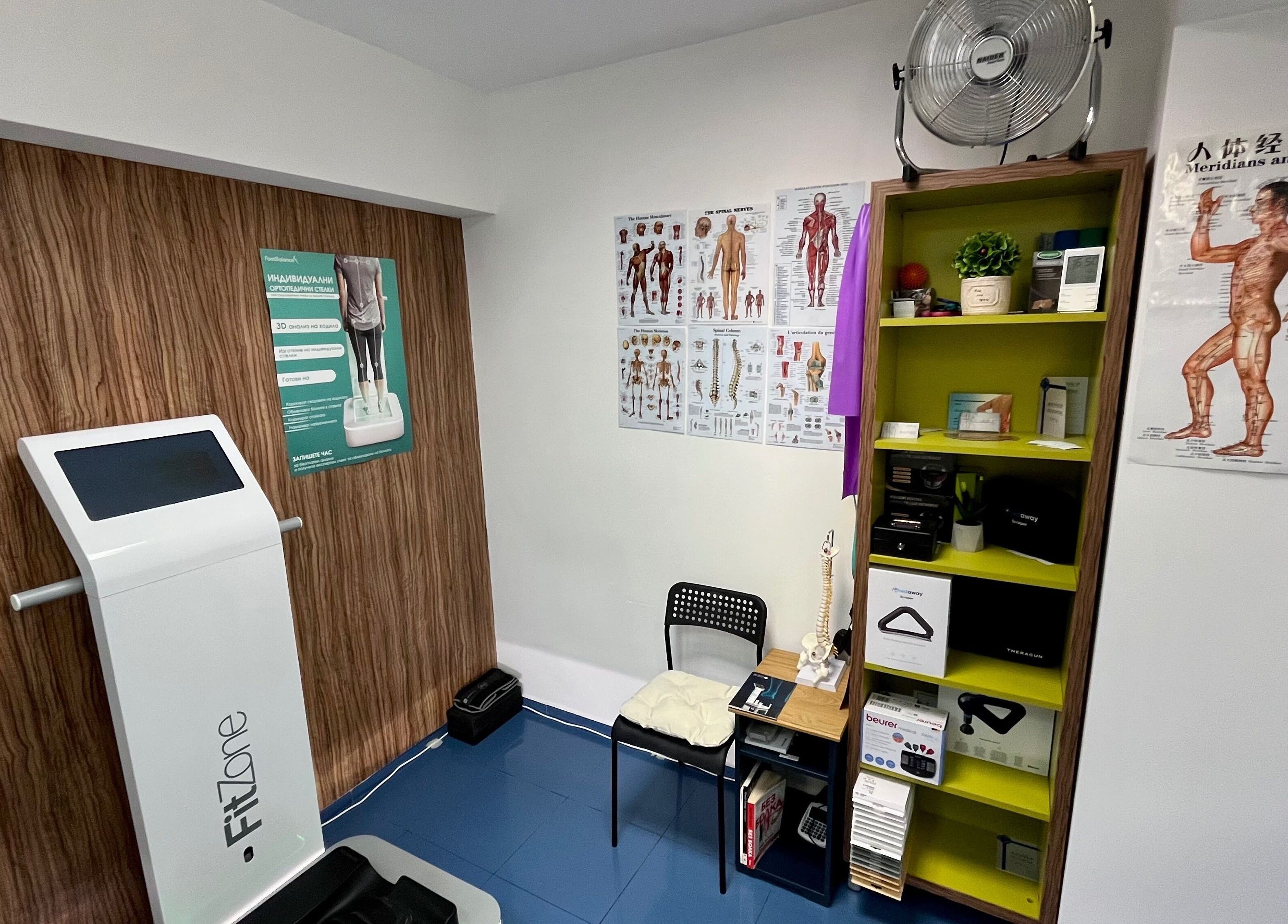 Интериор на Better Life - студио за кинезитерапия и масаж, София, Област София, BG, с плакати и оборудване.