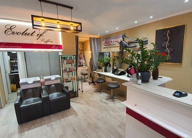 Intérieur chic du salon Le Paradis de la Beauté à Vence, Provence-Alpes-Côte d'Azur, FR avec fauteuils confortables.