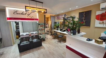Intérieur chic du salon Le Paradis de la Beauté à Vence, Provence-Alpes-Côte d'Azur, FR avec fauteuils confortables.
