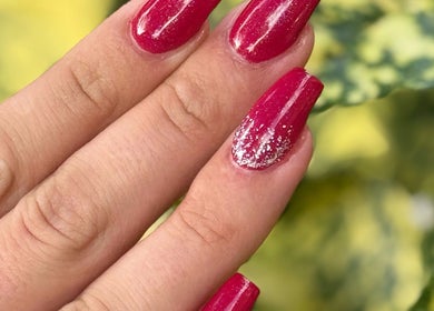 Manucure élégante avec vernis rouge à Le Paradis de la Beauté, Vence, Provence-alpes-côte D'azur, FR.