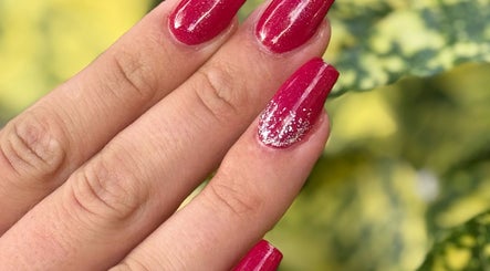 Manucure élégante avec vernis rouge à Le Paradis de la Beauté, Vence, Provence-alpes-côte D'azur, FR.