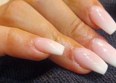 Ongles élégants avec vernis rose au salon Le Paradis de la Beauté, Vence, Provence-alpes-côte D'azur, FR.