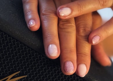 Manucure étincelante à Le Paradis de la Beauté, Vence, Provence-alpes-côte D'azur, FR.