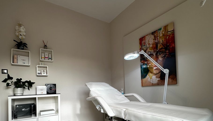 Αναπαυτικό κρεβάτι θεραπείας στο MEDITHEA Beauty & Health Experts, Αθήνα, GR, με διακόσμηση έργου τέχνης.