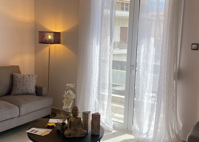 Χαλαρωτική αίθουσα στο MEDITHEA Beauty & Health Experts, Αθήνα, GR με φωτεινό φωτισμό και μοντέρνα διακόσμηση.