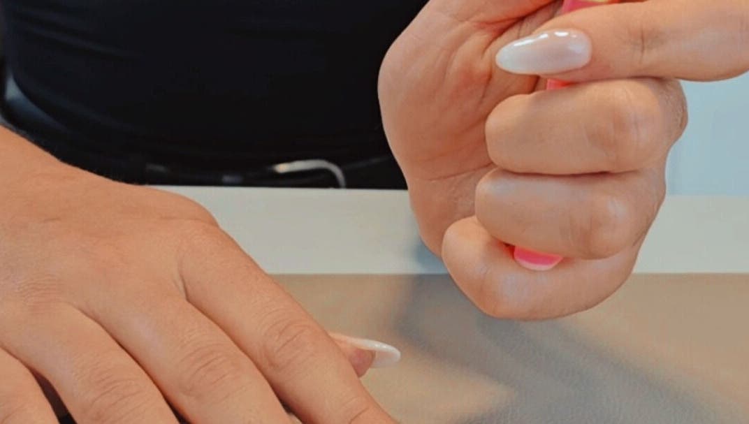 Main avec ongles manucurés à Phoenix Nails Renens, Renens, Vaud, CH, offrant des services de beauté.