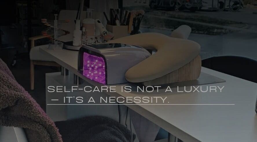 Espace de manucure moderne chez Phoenix Nails Renens, Renens, Vaud, CH, équipé de lumière LED pour soins.