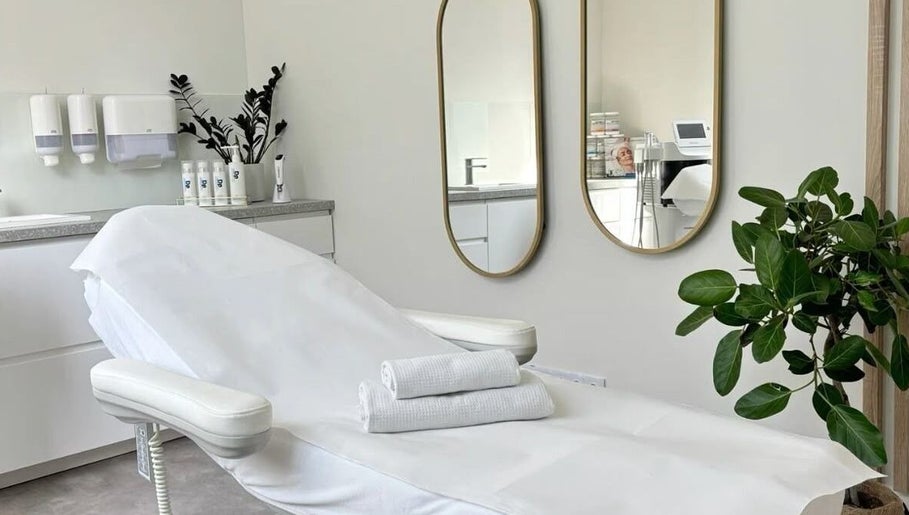 Relaxing treatment room at Alora skin clinic in Colombo, Western Province, LK with clean white decor.