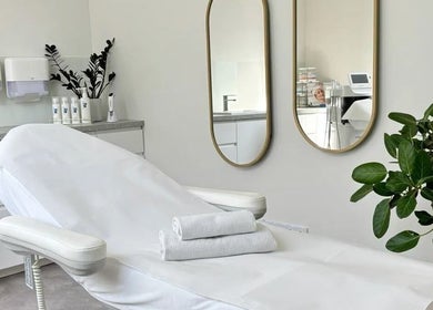 Relaxing treatment room at Alora skin clinic in Colombo, Western Province, LK with clean white decor.