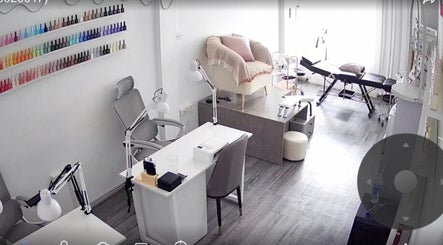 Nội thất sang trọng tại Yana Studio Nails Art ở Hà Nội, Hà Nội, VN với ghế và bảng màu sắc sơn móng.