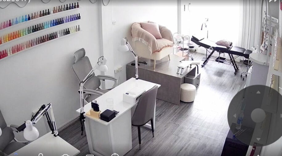 Nội thất sang trọng tại Yana Studio Nails Art ở Hà Nội, Hà Nội, VN với ghế và bảng màu sắc sơn móng.