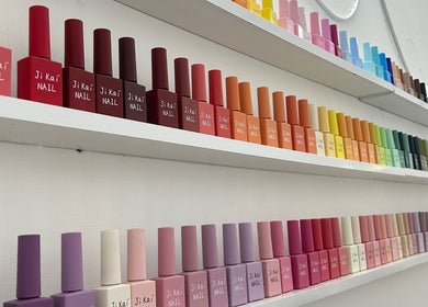 Bộ sưu tập màu sơn rực rỡ tại Yana Studio Nails Art, Hà Nội, Hà Nội, VN.