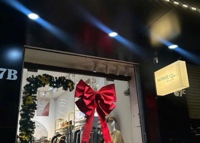 Mặt tiền cửa hàng Yana Studio Nails Art tại Hà Nội, VN với trang trí nơ đỏ lộng lẫy.