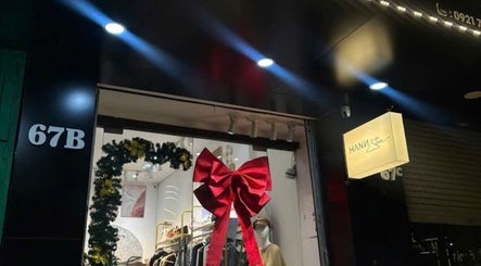 Mặt tiền cửa hàng Yana Studio Nails Art tại Hà Nội, VN với trang trí nơ đỏ lộng lẫy.