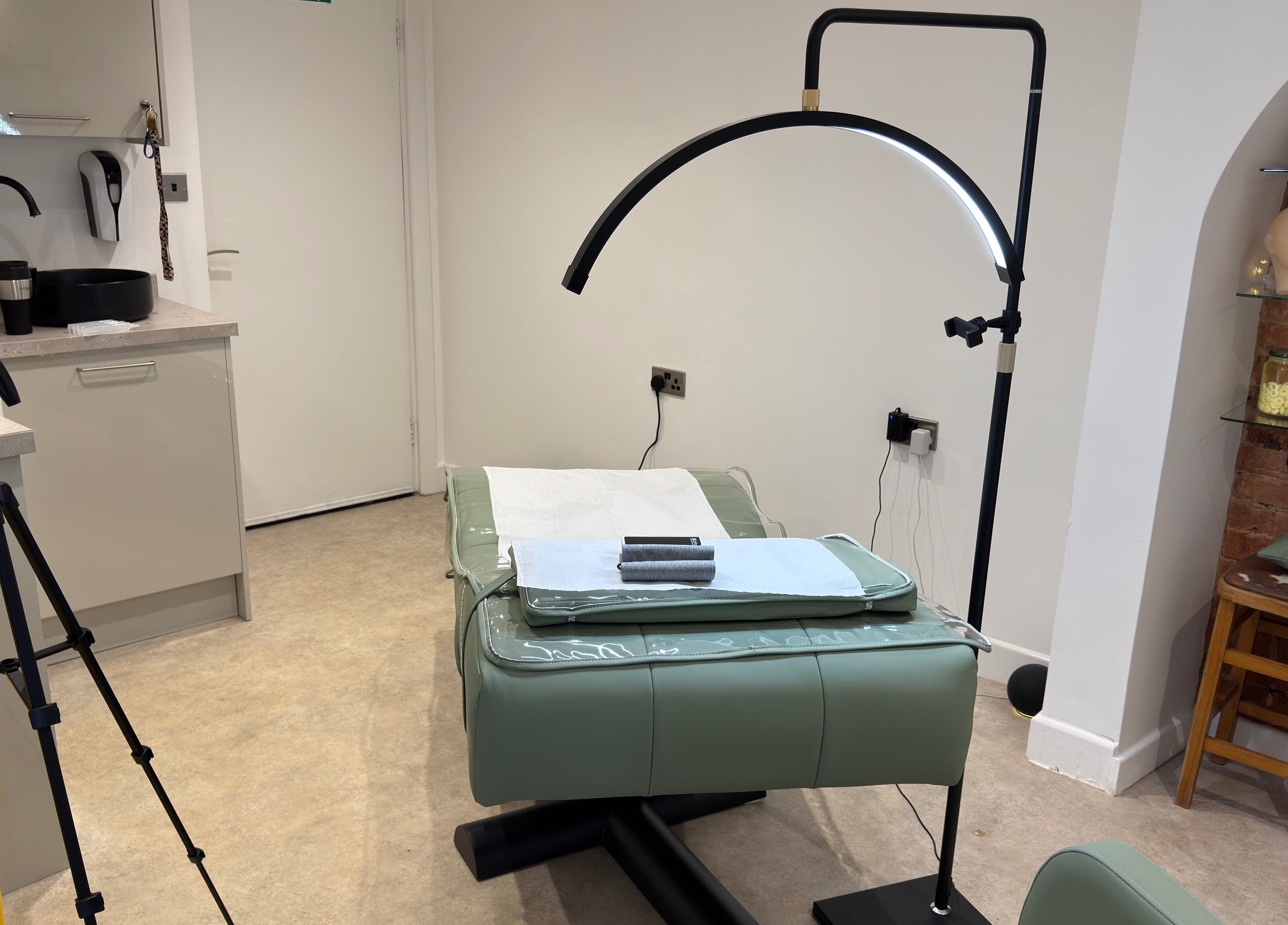 Modern treatment room at Pop Up Clinic INES MEDICS, Grantham, England, GB with sleek equipment.