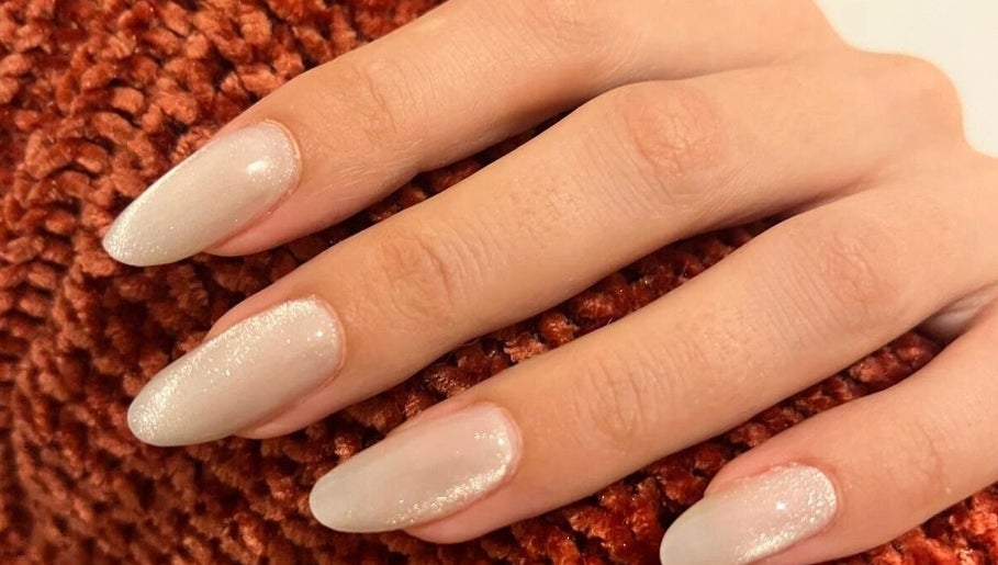 Unhas elegantes com esmalte brilhante no Official Nails Studio, Lisboa, Lisboa, PT.
