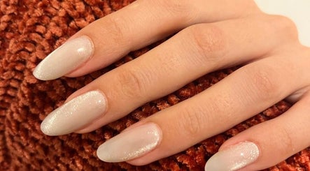 Unhas elegantes com esmalte brilhante no Official Nails Studio, Lisboa, Lisboa, PT.