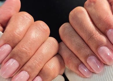 Unhas cuidadas com esmalte nude em Oficial Nails Studio, Lisboa, Lisboa, PT.