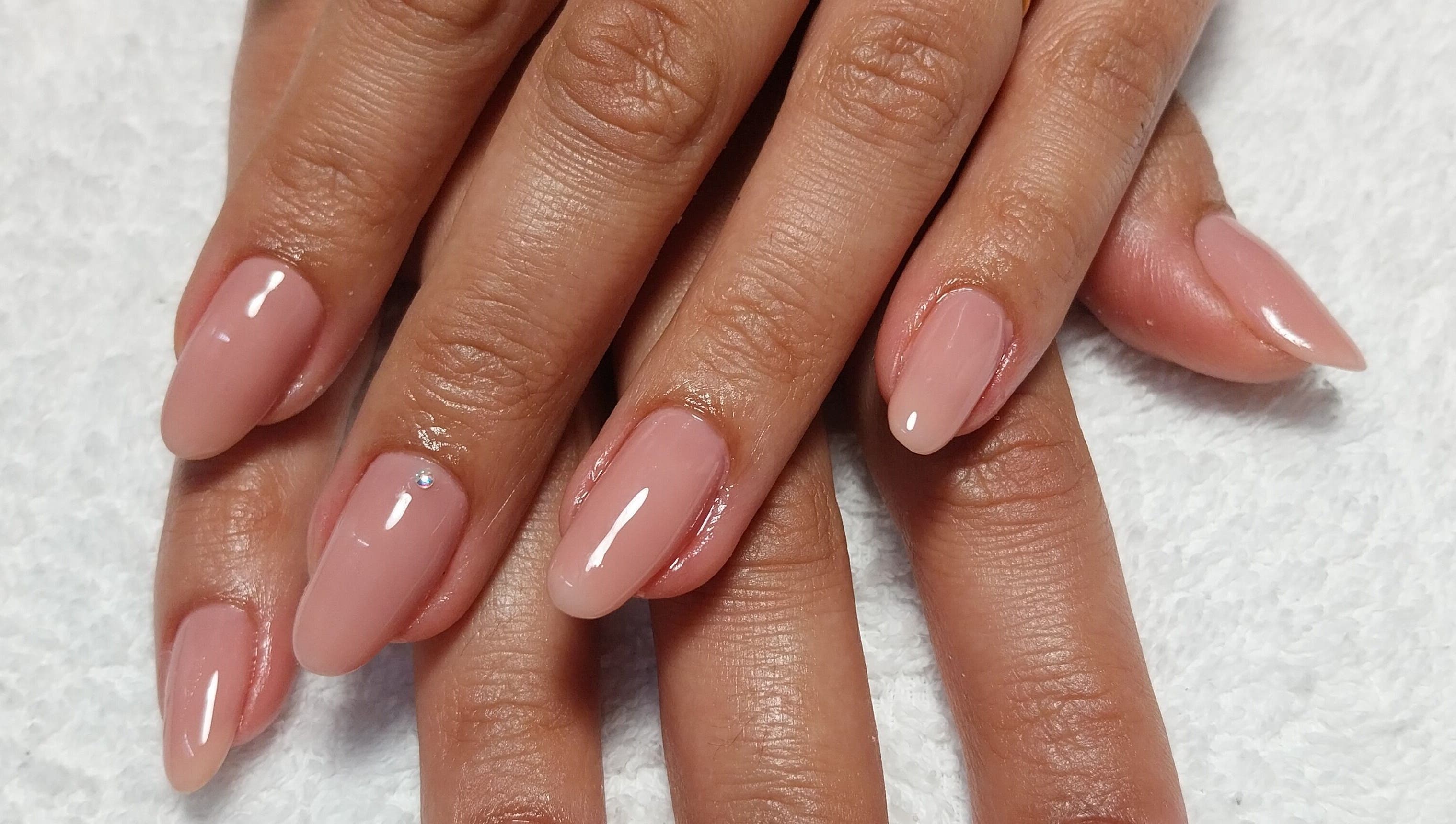 Manicure elegante no Official Nails Studio, Lisboa, Lisboa, PT. Unhas de gel rosadas com brilho.