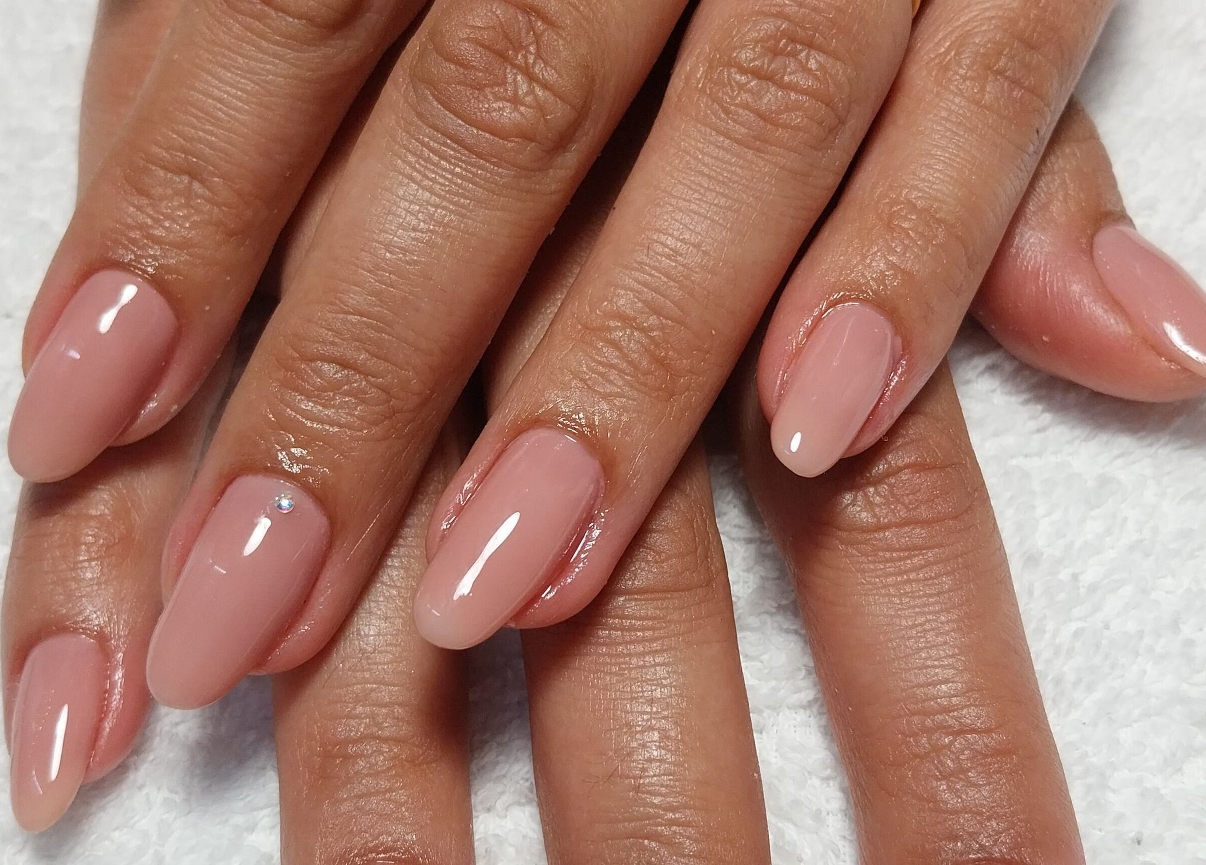 Manicure elegante no Official Nails Studio, Lisboa, Lisboa, PT. Unhas de gel rosadas com brilho.