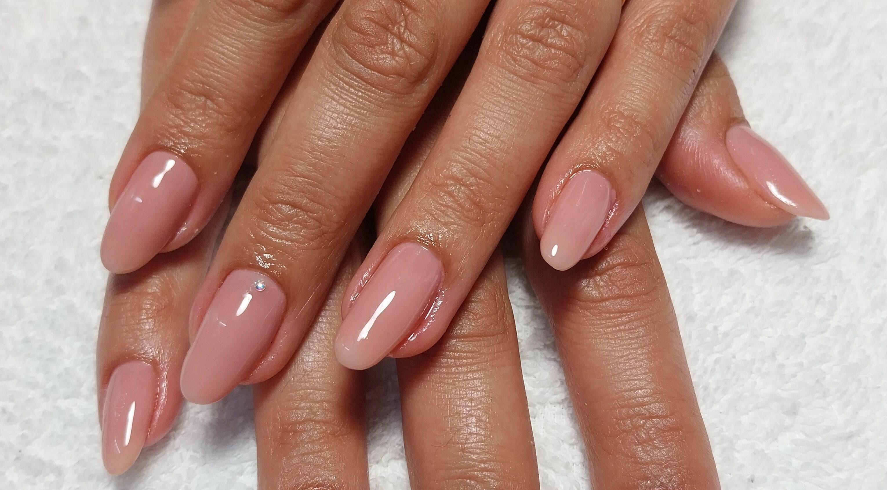 Manicure elegante no Official Nails Studio, Lisboa, Lisboa, PT. Unhas de gel rosadas com brilho.