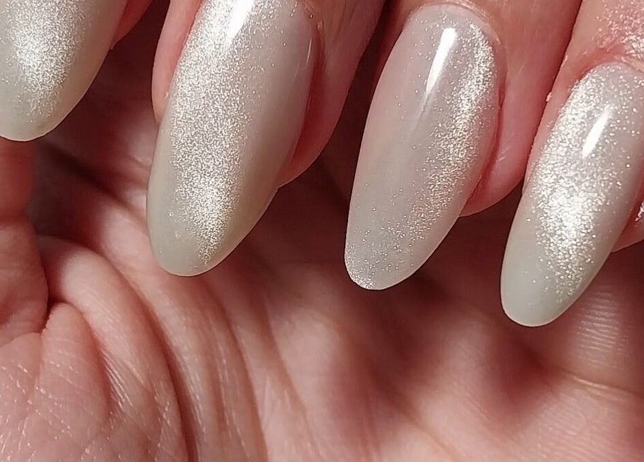 Unhas elegantes com acabamento perolado no Official Nails Studio, Lisboa, Lisboa, PT.
