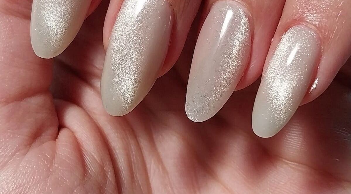 Unhas elegantes com acabamento perolado no Official Nails Studio, Lisboa, Lisboa, PT.