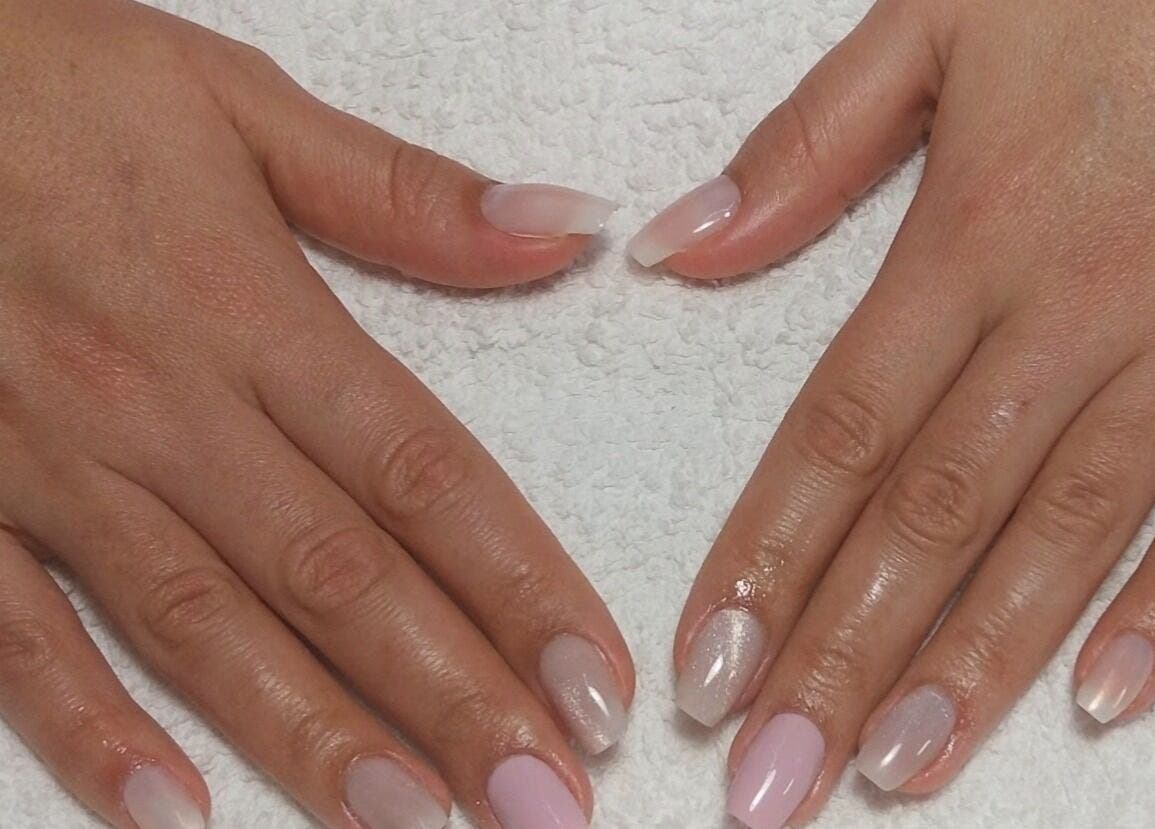 Mãos com unhas elegantes em tom pastel no Official Nails Studio, Lisboa, Lisboa, PT.