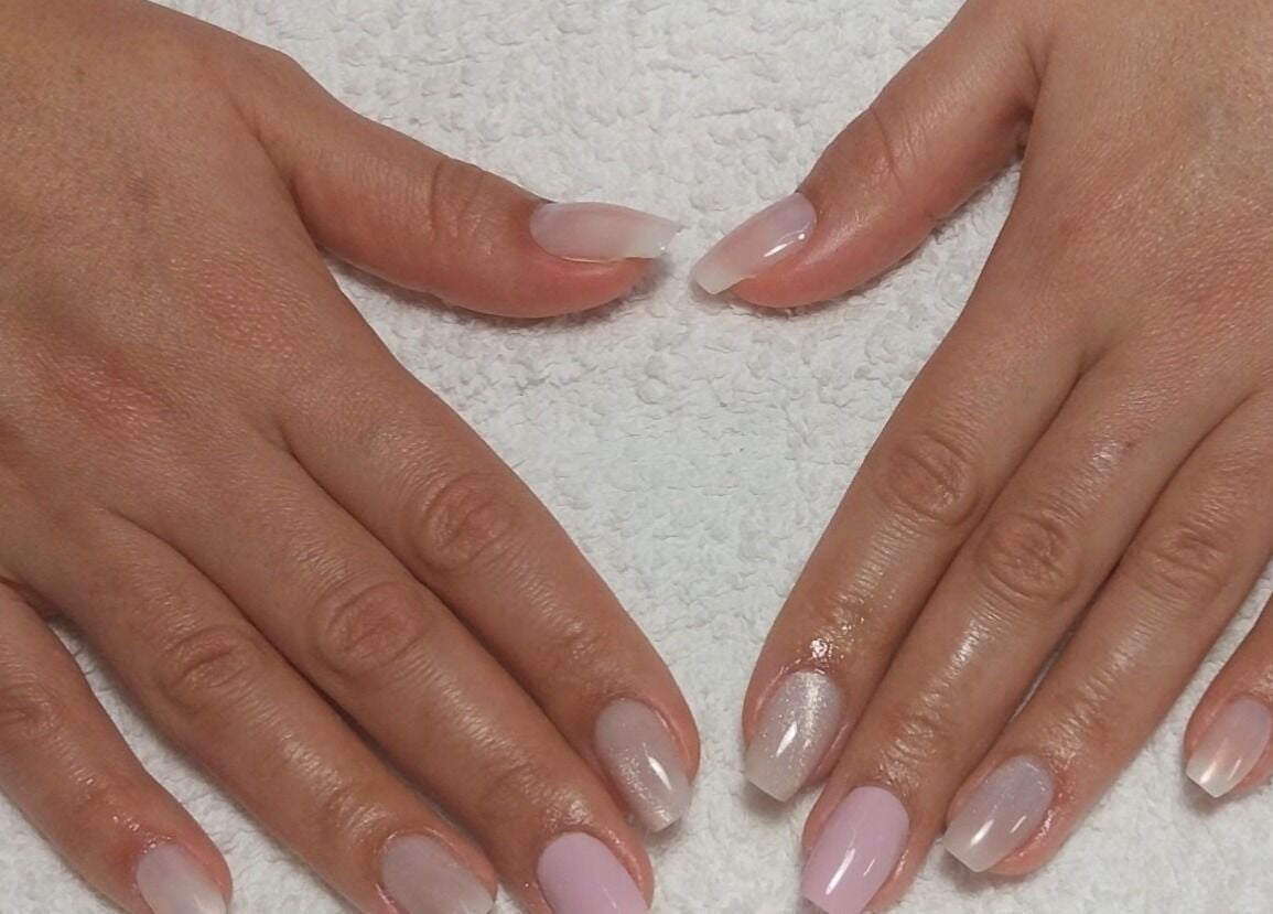 Mãos com unhas elegantes em tom pastel no Official Nails Studio, Lisboa, Lisboa, PT.