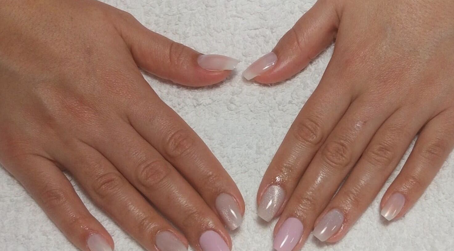 Mãos com unhas elegantes em tom pastel no Official Nails Studio, Lisboa, Lisboa, PT.