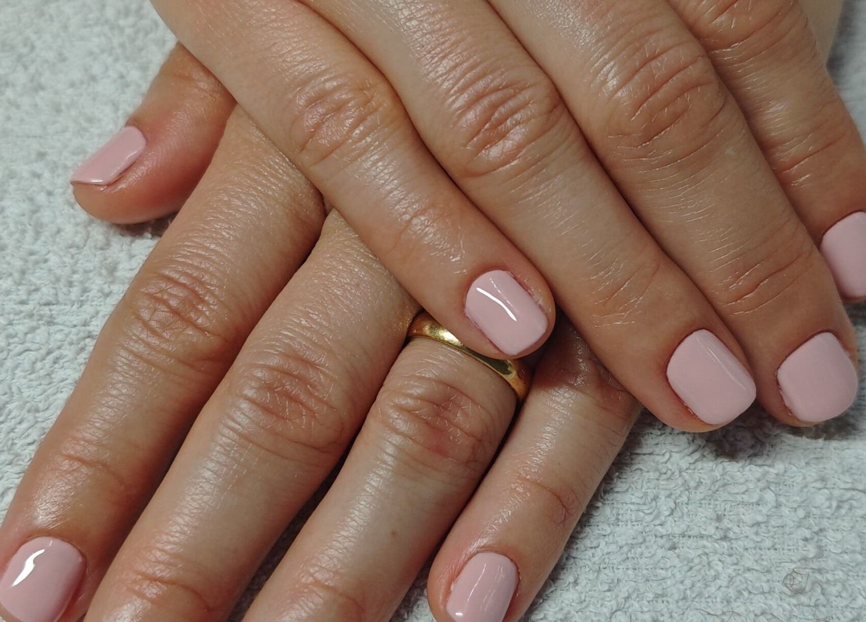 Unhas perfeitamente pintadas em rosa claro no Official Nails Studio, Lisboa, Lisboa, PT.