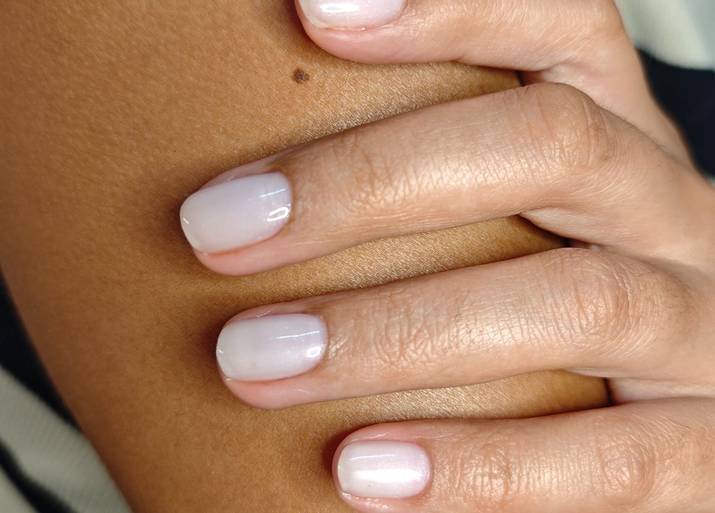 Unhas esmaltadas no Official Nails Studio em Lisboa, Lisboa, PT, destacando elegância e brilho.