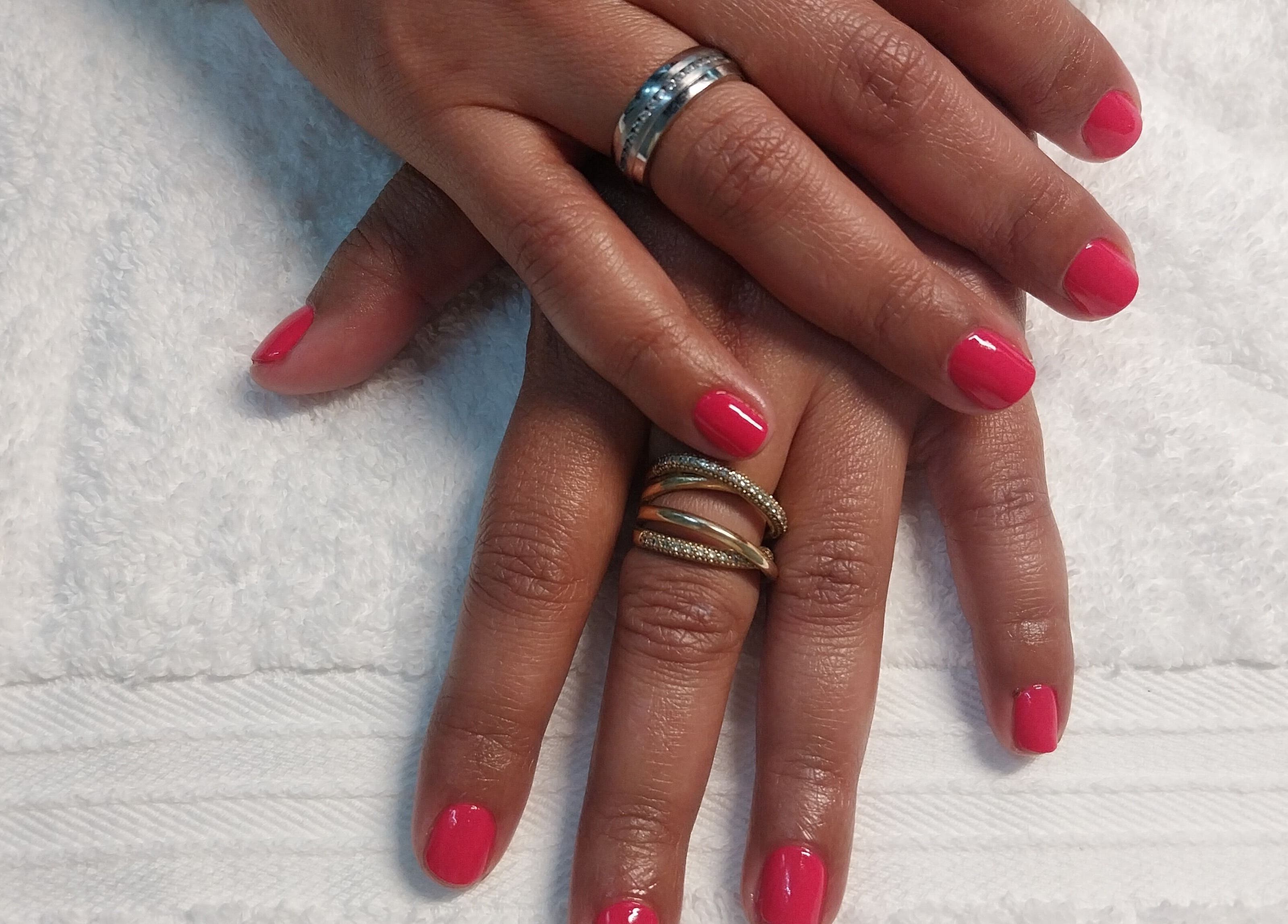 Manicure elegante com unhas vermelhas no Official Nails Studio, Lisboa, Lisboa, PT.