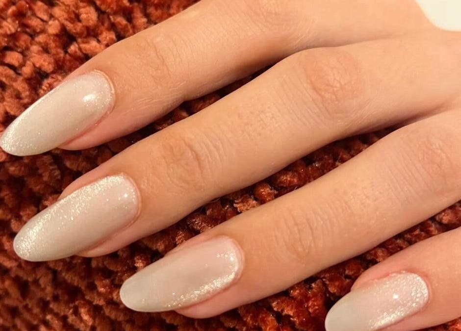 Unhas perfeitamente esmaltadas em decoração minimalista na Official Nails Studio, Lisboa, Lisboa, PT.