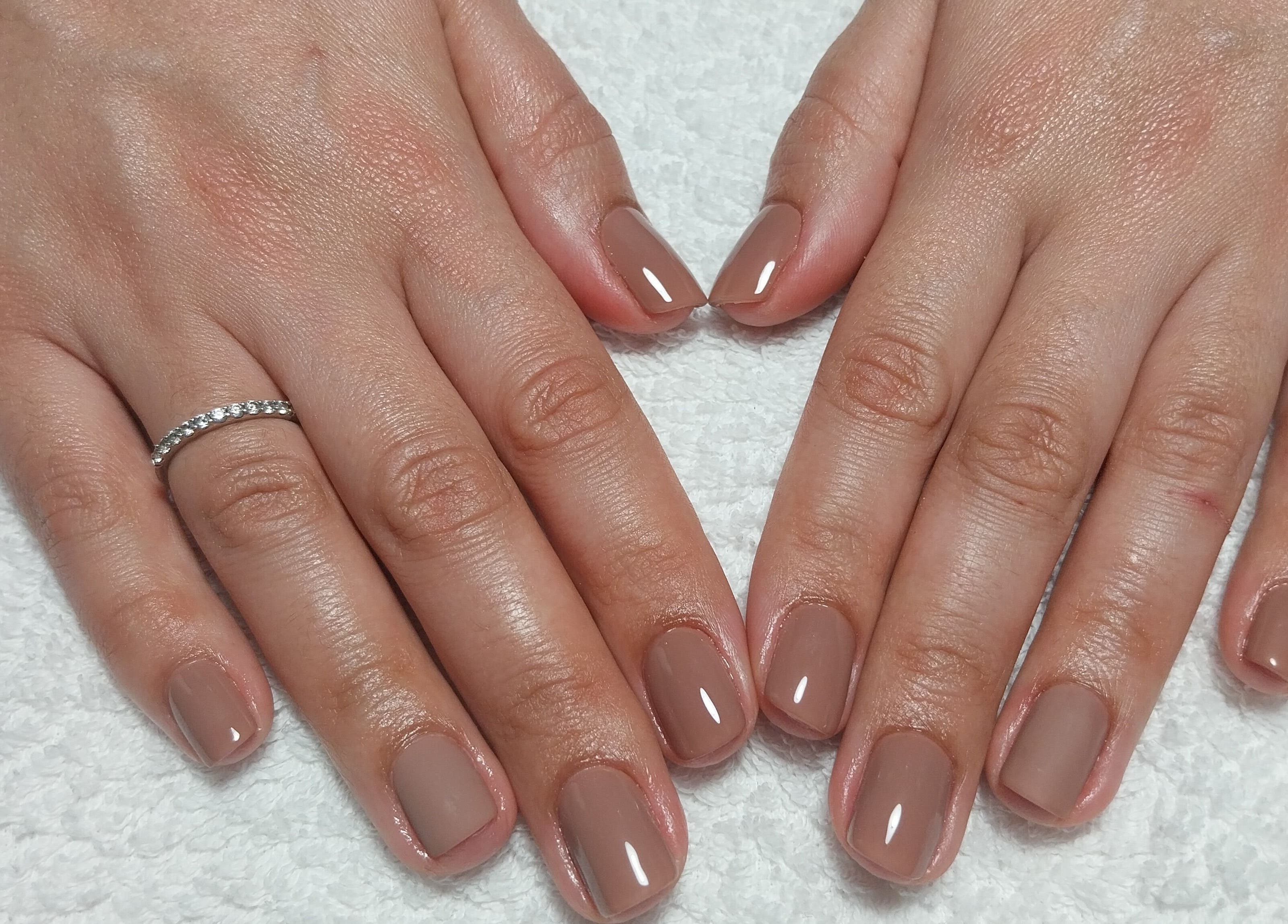 Manicure sofisticada no Official Nails Studio em Lisboa, PT, em tom neutro e elegante.