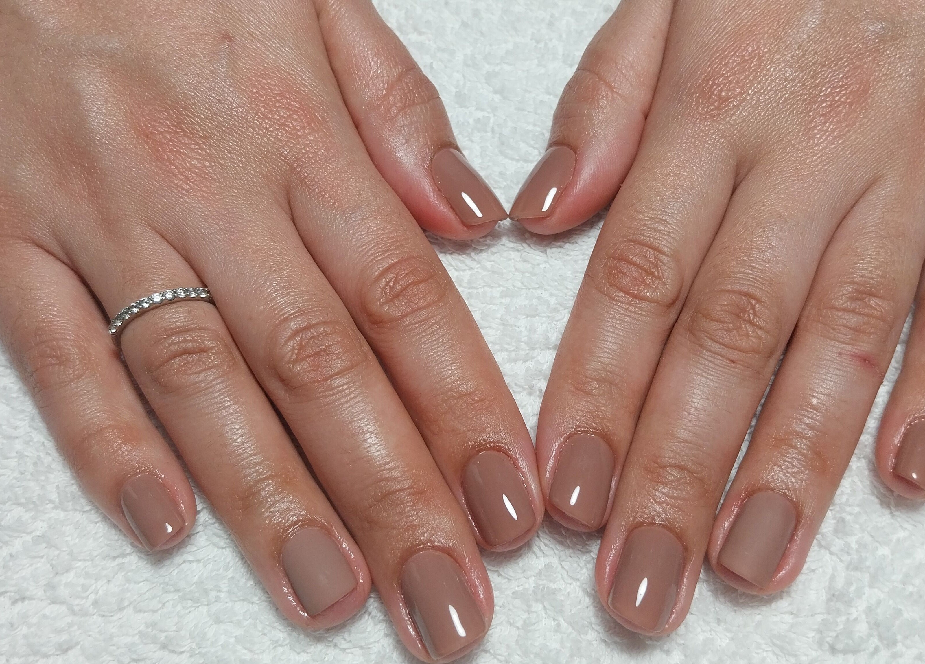 Manicure sofisticada no Official Nails Studio em Lisboa, PT, em tom neutro e elegante.