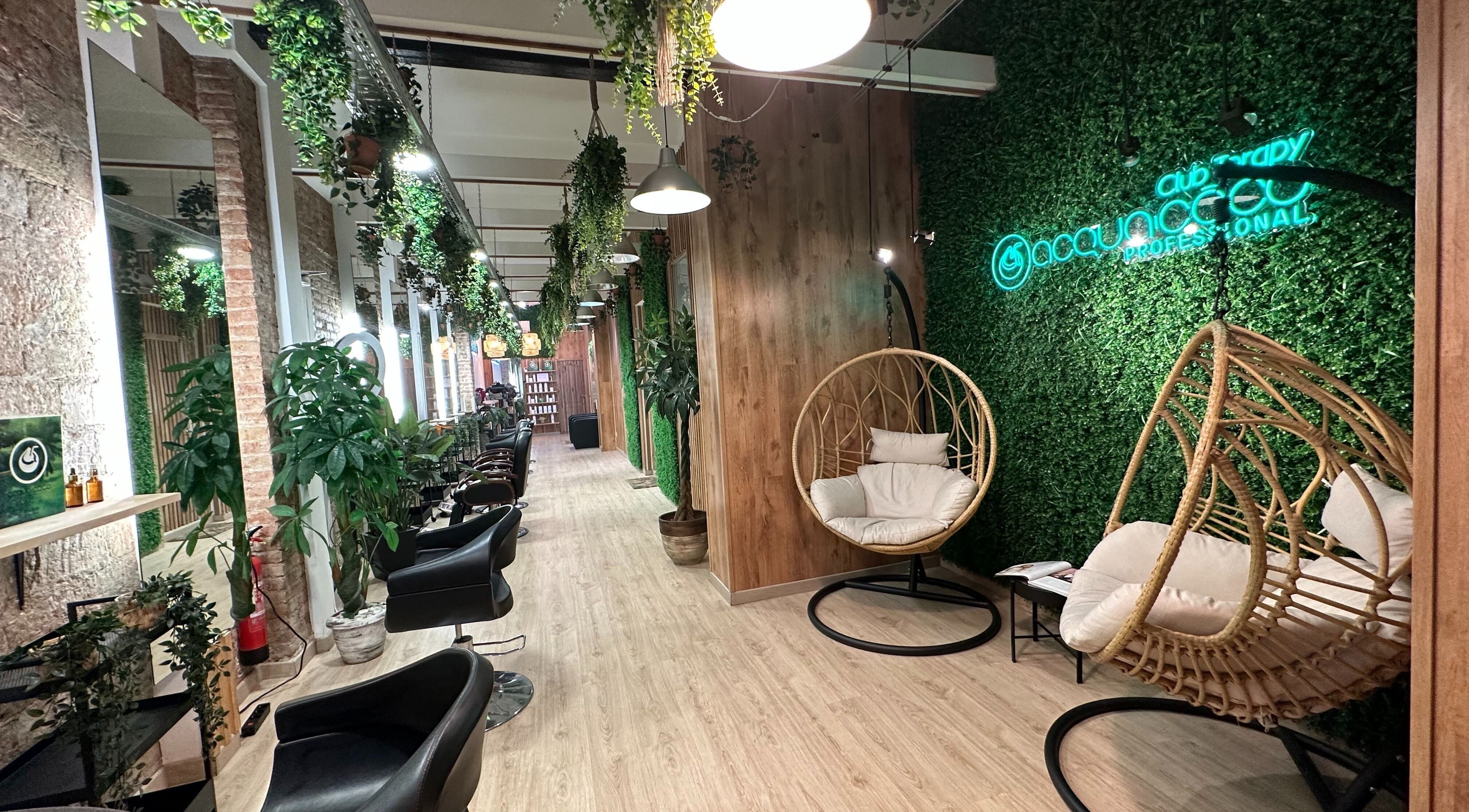 Espacio acogedor en Hair Therapy Barcelona por Ana Nascimento, Barcelona, Catalunya, ES, con sillas modernas y plantas colgantes.