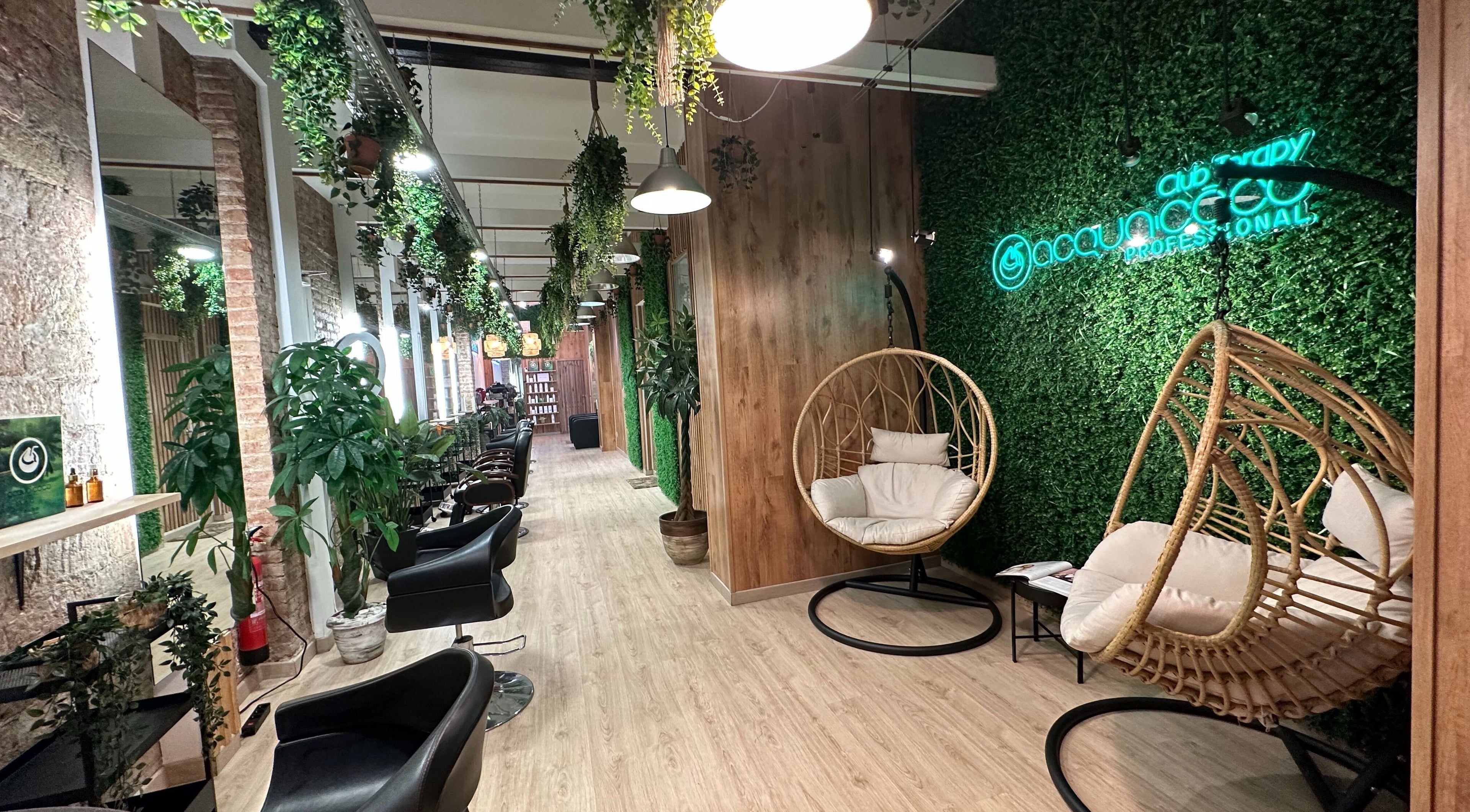 Espacio acogedor en Hair Therapy Barcelona por Ana Nascimento, Barcelona, Catalunya, ES, con sillas modernas y plantas colgantes.