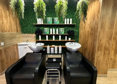 Área de lavado moderna en Hair Therapy Barcelona by Ana Nascimento, Barcelona, Catalunya, ES.