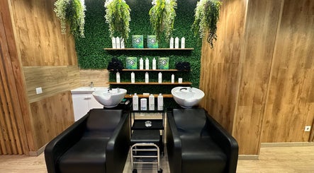 Área de lavado moderna en Hair Therapy Barcelona by Ana Nascimento, Barcelona, Catalunya, ES.