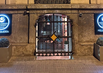 Entrada iluminada de Hair Therapy Barcelona por Ana Nascimento en Barcelona, Catalunya, ES.
