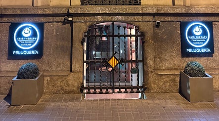 Entrada iluminada de Hair Therapy Barcelona por Ana Nascimento en Barcelona, Catalunya, ES.
