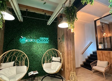 Acogedor rincón en Hair Therapy Barcelona by Ana Nascimento, Barcelona, Catalunya, ES, decorado con sillas colgantes.