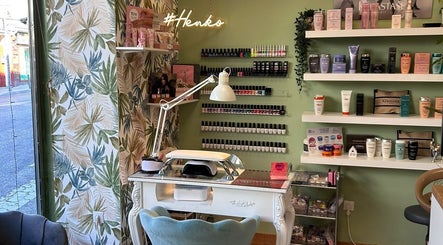 Mesas de manicura en Pantera Nails, Collado Villalba, Comunidad De Madrid, ES con decoración estilosa.