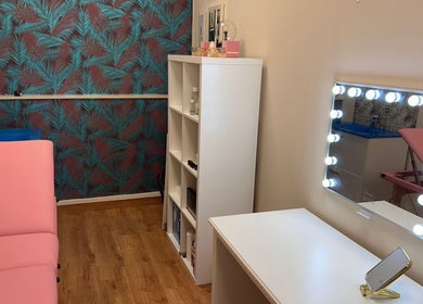 Rincón elegante en Pantera Nails, Collado Villalba, Comunidad De Madrid, ES, con espejo iluminado y estante.