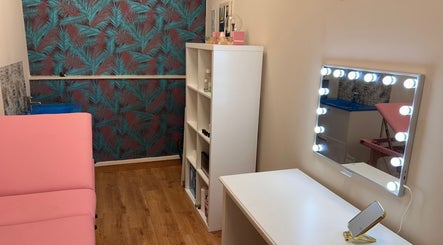 Rincón elegante en Pantera Nails, Collado Villalba, Comunidad De Madrid, ES, con espejo iluminado y estante.