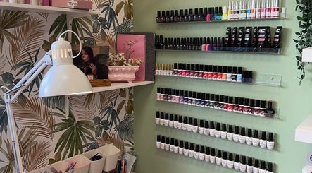 Esmaltes de uñas en Pantera Nails, Collado Villalba, Comunidad De Madrid. Amplia gama de colores vibrantes.